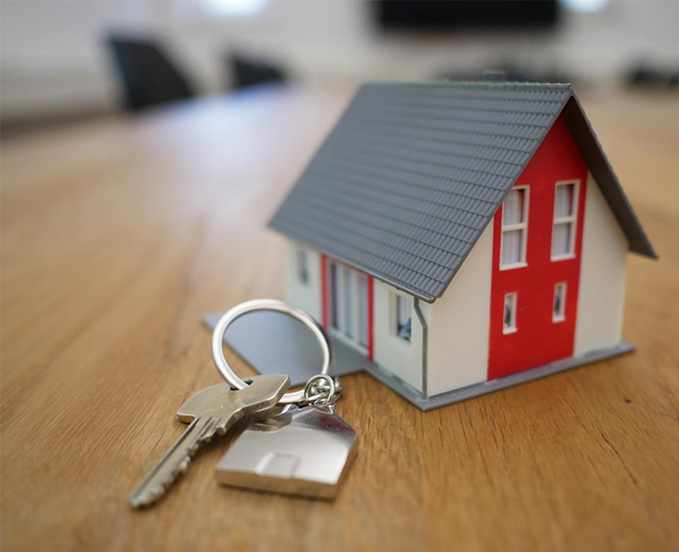 maqueta de casa con llaves