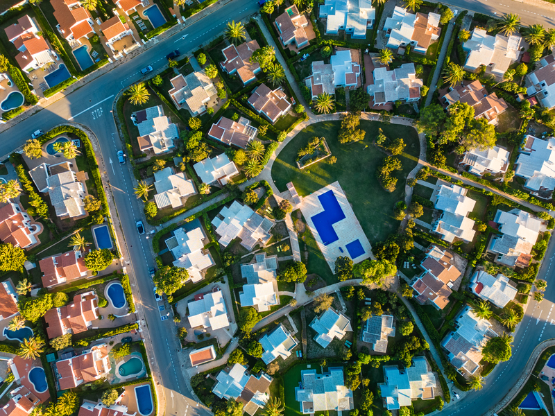 Imagen tomada desde las alturas a un condominio